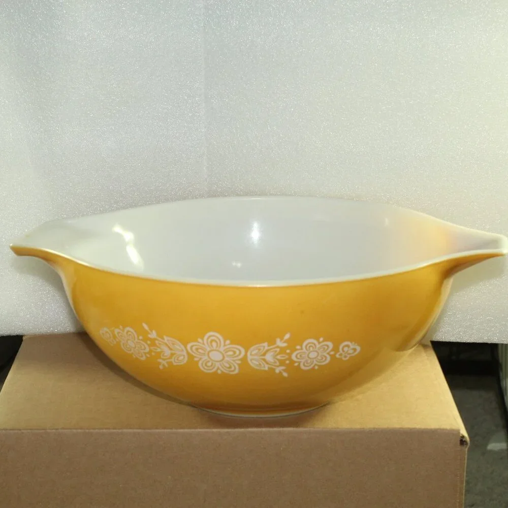 Vintage Pyrex Butterfly Cinderella Yellow 444 Mixing Bowl 4 Quart Size